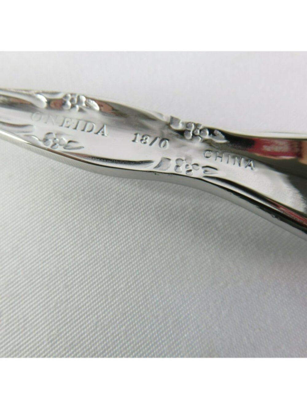 Oneida Kitchen Avalon OHS260 Lot of 4 Teaspoons New in Box - Picture 6 of 6